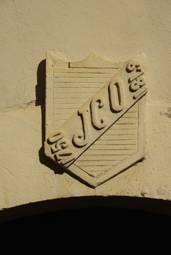 maison, puis parfumerie Jean Court, puis Jean Court Ossola, puis fromagerie industrielle, actuellement immeuble à logements