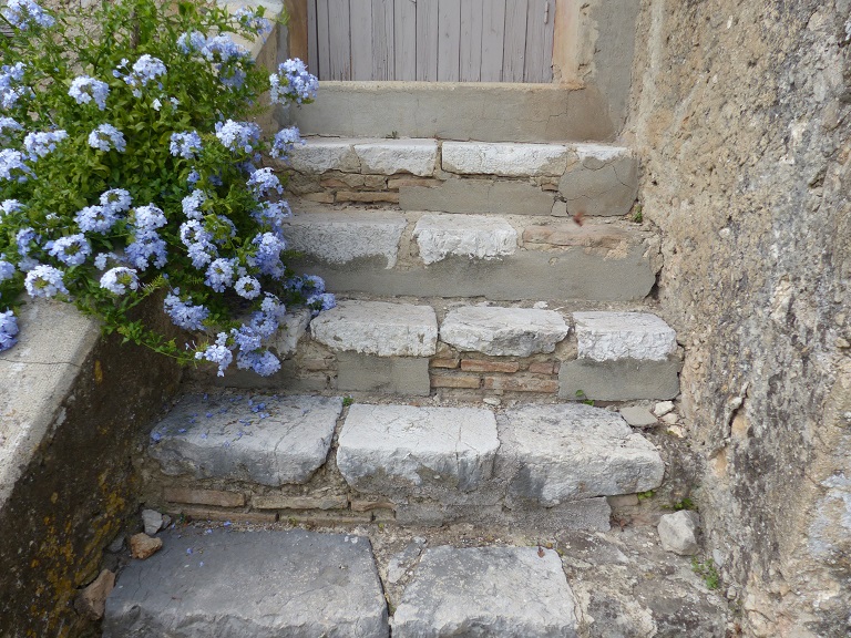 Bâtiment du logis. Partie nord, élévation est. Escalier d'accès au logis.