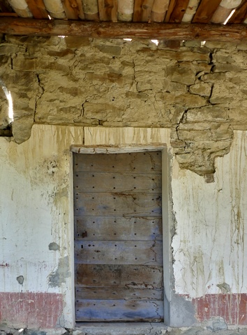 Bâtiment principal. Rez-de-chaussée surélevé, loggia. Mur nord, porte du logis.
