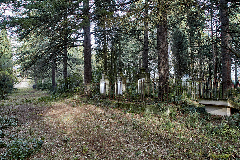 Allée secondaire et enclos familial.