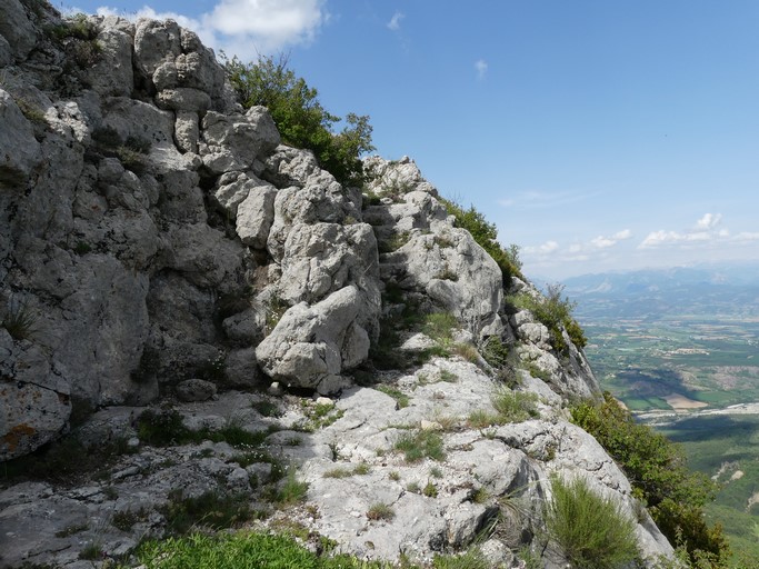 Pic de Saint-Cyr. Plate-forme sud, extrémité orientale. Renfoncement de la paroi aménagé et escalier taillé.