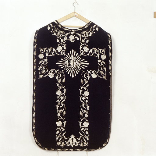 ensemble de vêtements liturgiques (N° 2) : chasuble, voile de calice, étole (ornement noir)