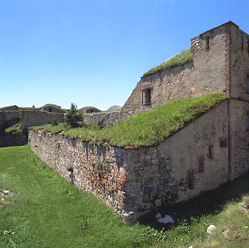 Angle nord-est du fort : escarpe de la fausse braie, rampant sur escalier souterrain.