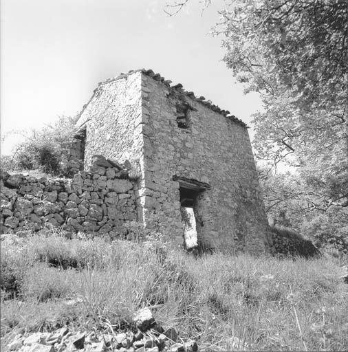 Bézaudun-les-Alpes. Bastide du Cheiron. Cabane à deux niveaux,  couverte en tuiles creuses.