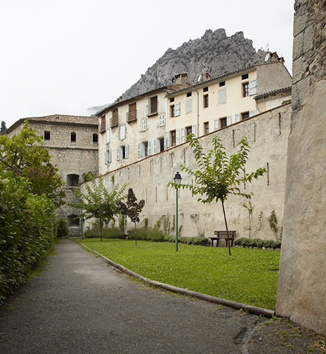 Promenade aménagée au pied des remparts, avec au fond la tour de la Portette.