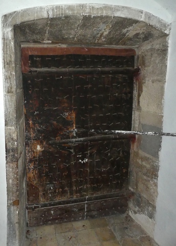 Escalier est. Rez-de-chaussée, vestibule. Mur sud, menuiserie de la porte.