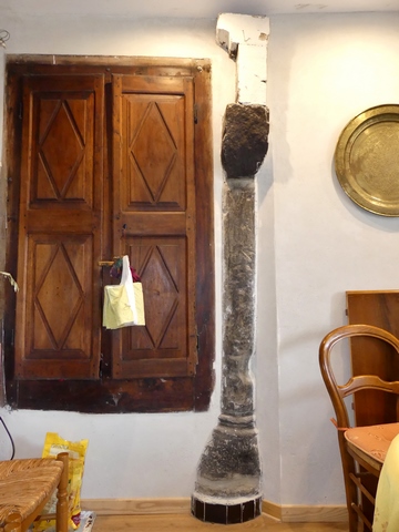 Rez-de-chaussée surélevé, cuisine. Mur nord, jambage et corbeau de cheminée.