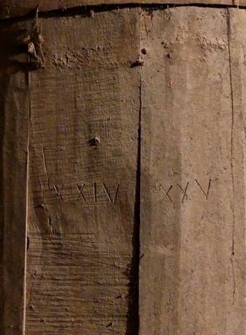 Marques de numérotation des planches pour l'assemblage de la cuve : « XXIV » «  XXV ».