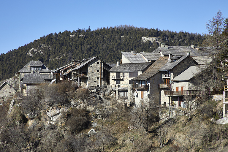 Ecart de Peyresq. Remarquer les balcons et terrasses orientés au sud.