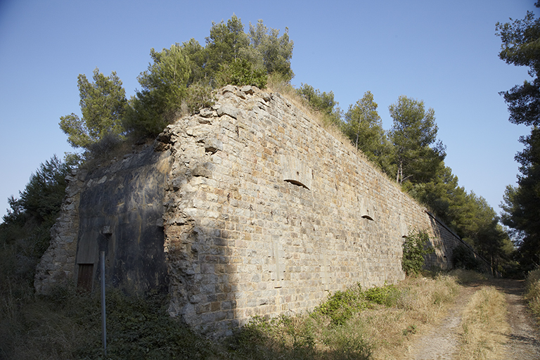 Extension Malbousquet. Front ouest, coupe et revêtement de la courtine 8-9, avec galerie d'escarpe à casemates.