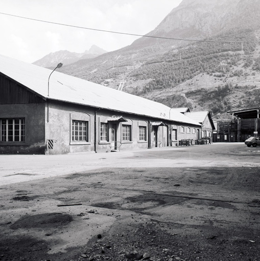 usine électrométallurgique dite usine Péchiney, actuellement magasins de commerce