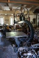 ensemble des machines de l'atelier de menuiserie : machine à dégauchir, machine à toupiller, scie, machine à raboter, machine à usiner par outil de coupe