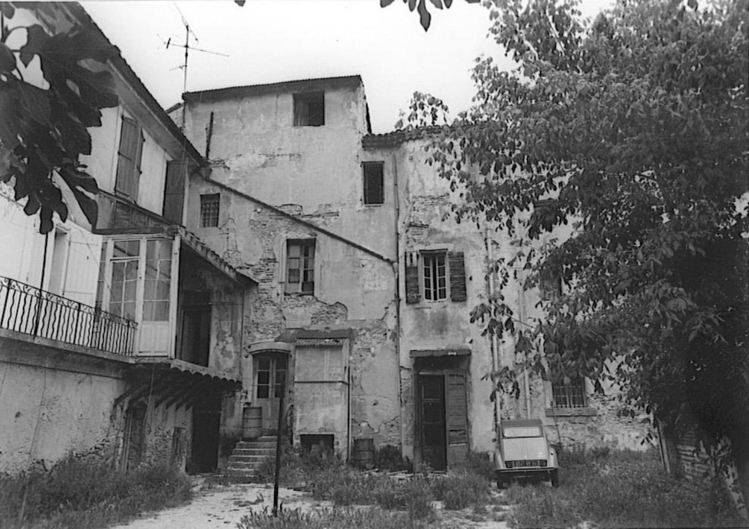 Façades nord et est sur cour avant travaux, n° 4 sur le plan de masse, 1983.