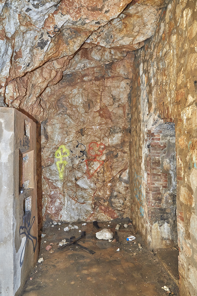 Intérieur du souterrain,  sas desservant la porte du magasin à poudre, avec créneau de lampe 