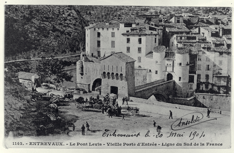 maison, puis ouvrage d'entrée dit Tour du Pont Neuf, puis Porte de France, puis Porte Nationale puis Porte de France puis Porte Royale