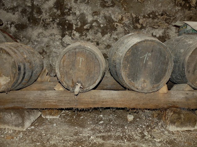 Tonneaux accompagnant la cuve.