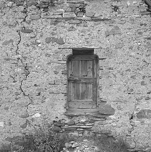 Pignon est. La porte du premier étage. Noter les coussinets en tuf et la menuiserie.