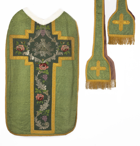 ensemble de vêtements liturgiques : chasuble, étole, manipule (ornement vert)