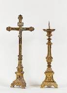 Garniture d'autel (n°5) composée d'une croix d'autel et deux chandeliers d'autel