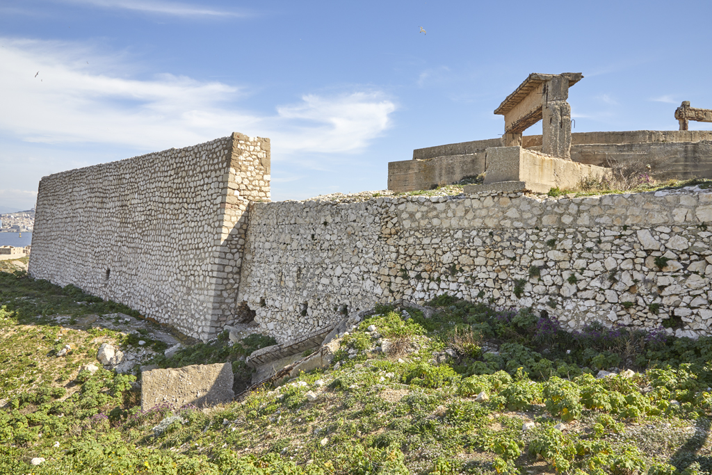 3e groupe (3b) extérieur de la face gauche de la contregarde (l), mur allemand de 1944 et revetement XVIIe s