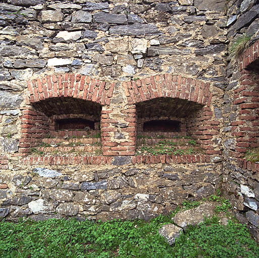 Détail de deux créneaux d'infanterie de l'escalier d'accès à la galerie de contrescarpe.