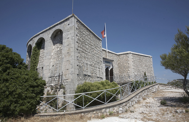 Tour, front de gorge à deux demi-bastions et fossé vus du sud-ouest.