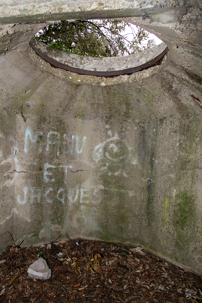 Verrou de Ners,  côté sud de la route : intérieur du poste de tir du tobrouk proche des ruines du château de Ners