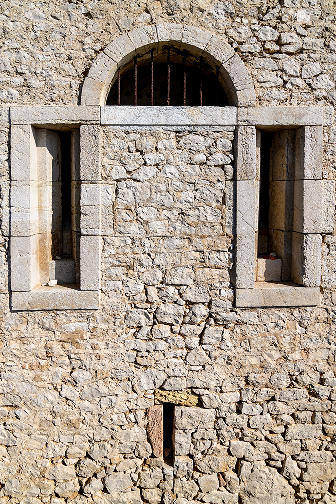 Tour de Pomeguet, détail des créneaux et fenêtre de la casemate postérieure dans la façade latérale ouest
