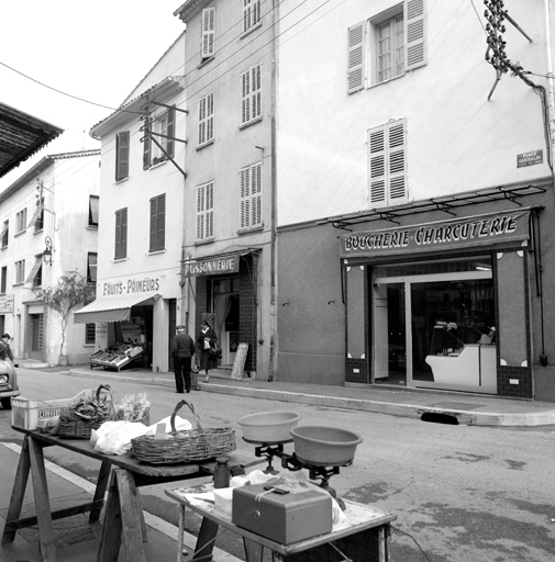 Place Garibaldi. Façades alignées avec devantures commerciales (parcelles 445-446-460).