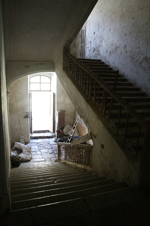 Escalier tournant à retours rampe sur rampe, depuis le palier du premier étage carré.