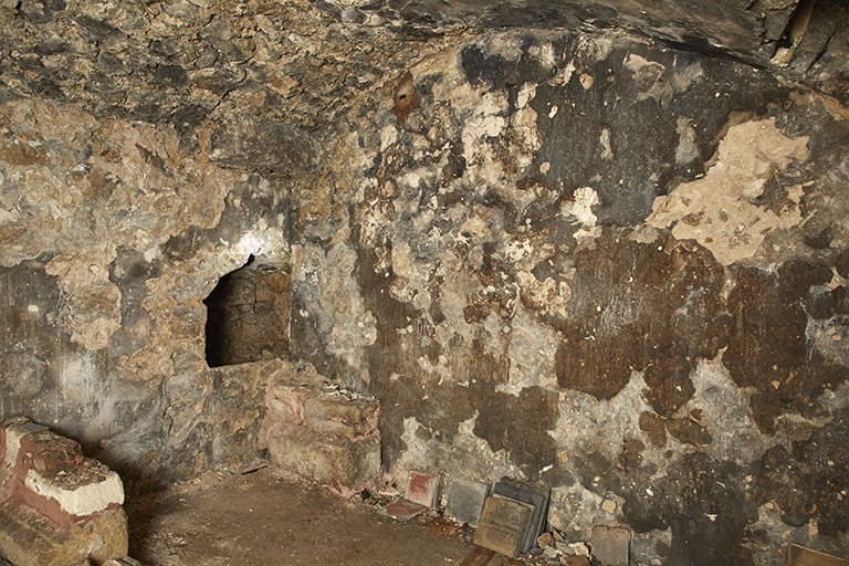 Cave et puits (troisième salle).