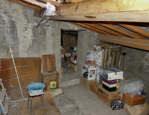 Partie nord. Etage de comble, palier. Mur sud et passage vers le séchoir sud-ouest.