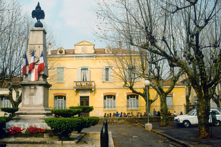 Place Fernand-Maurel. Monument aux morts de la guerre 1914-1918 et école primaire. Vue prise du sud.