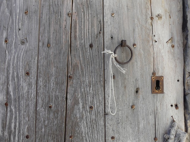 Pignon nord, premier niveau. Porte, détail de la menuiserie.