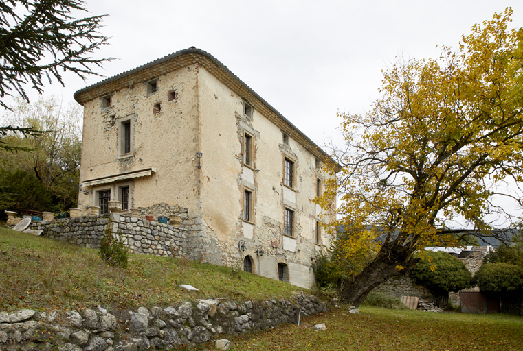 Tartonne. Château de Maladrech. Corps de logis. Vue cavalière depuis le sud-ouest avec l'avant-toit traité à trois rangs de génoise filante.