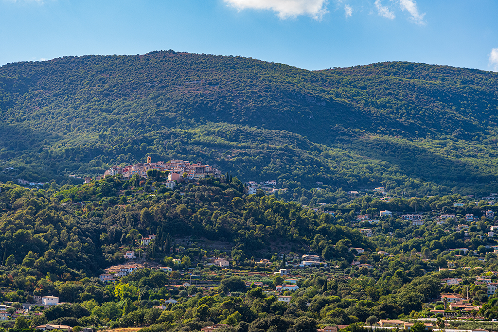 Vue de situation du village de Gattières prise de l'est.
