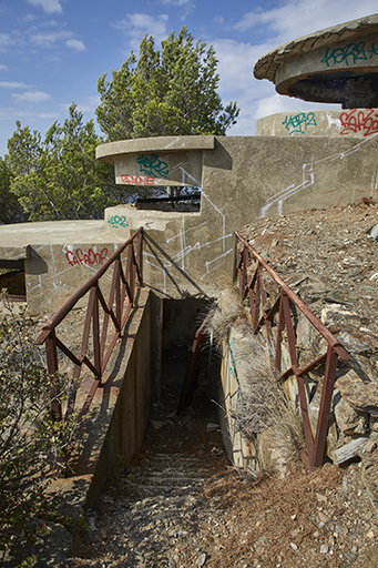 Détail de l'escalier d'accès extérieur au niveau 1 semi enterré avec son garde-corps, et vue latérale des fenêtres des hémicycles