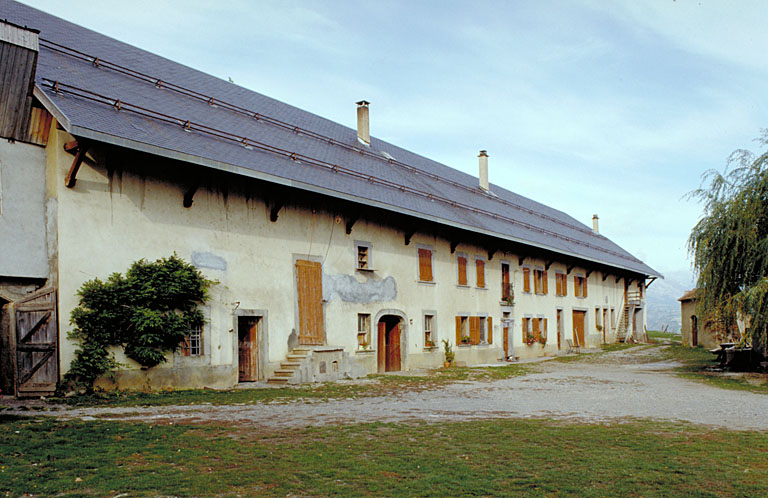 Laye. Chef-lieu. parcelle 6. Grande ferme en longueur comportant trois étables. Les six travées centrales correspondent au logis.