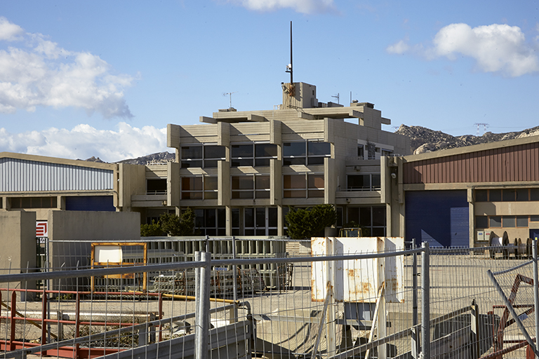 Les bâtiments administratifs de la forme 10, oeuvre de Gaston Jaubert. Marseille, avant-port Nord.