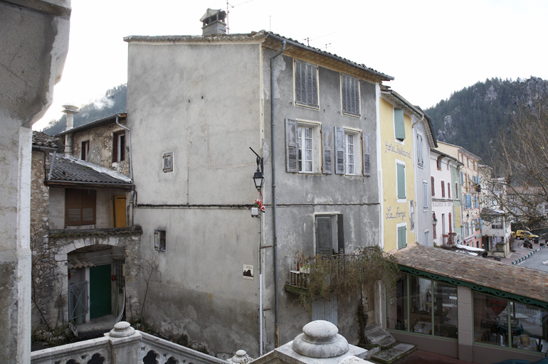 Le nombre de baies, différent d'un étage à l'autre, permet la lecture en façade des dispositions de l'escalier, qui de droit, devient en vis à partir du 3e étage.