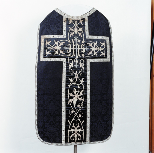 ensemble de vêtements liturgiques : chasuble, manipule, bourse de corporal , voile de calice (ornement noir)