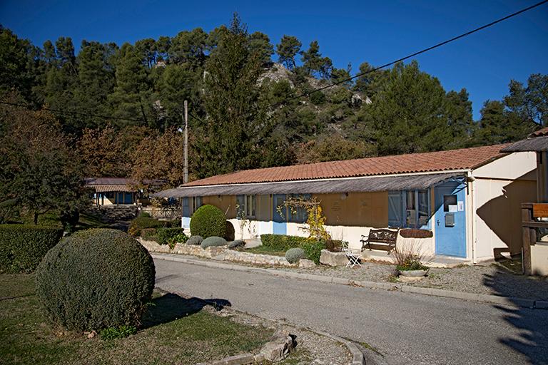 Hameau de forestage de Harkis de La Roque-d'Anthéron, actuellement village de vacances de la Baume