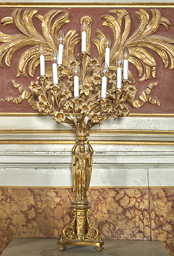 Ensemble de deux chandeliers d'autel (chandeliers à branches d'église) de style néo-roman