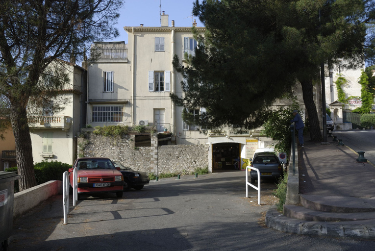 maison, puis parfumerie Isnard-Maubert, puis Geoffroy, puis Noël, actuellement immeuble à logements et magasin de commerce