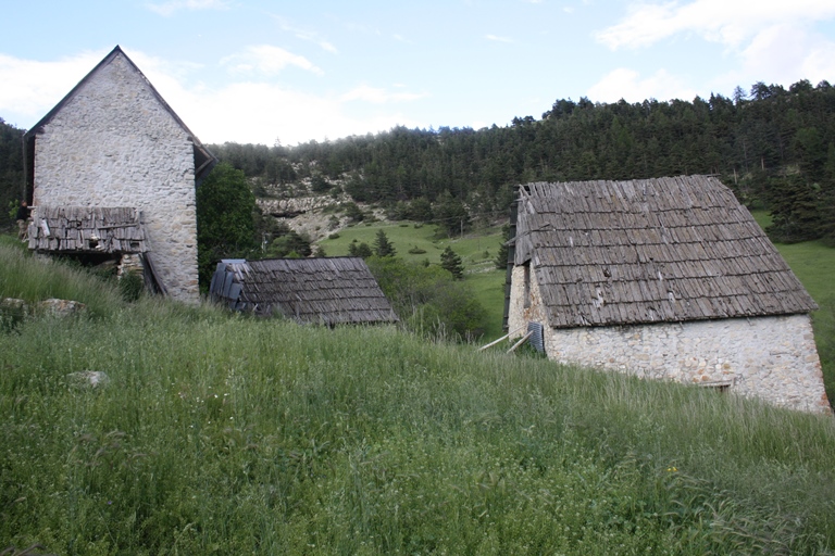 Pentes de toits très accusées et couvertures en planches de mélèze à la ferme du Fontanil (parcelles C 261-262).