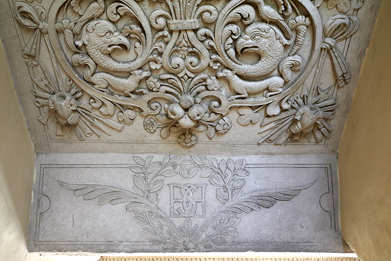 Repos entre le rez-de-chaussée et le premier étage, escalier : détail du troisième rampant, partie inférieure et chiffre la famille Duranti et d'Escalis.