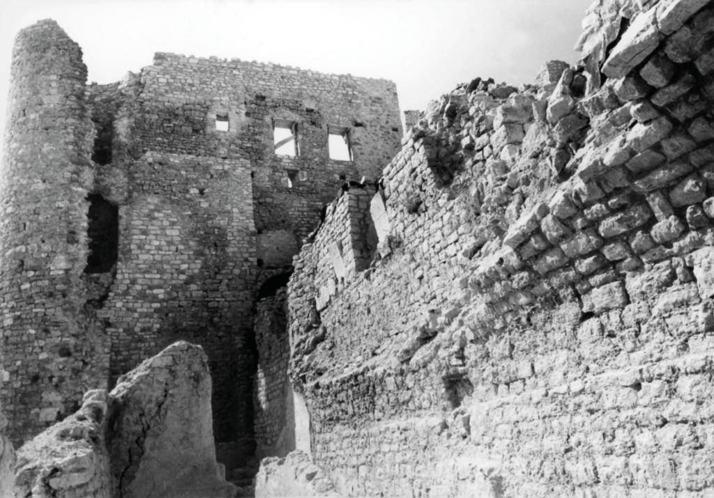 Etage de soubassement vu depuis l'est, tour sud-ouest et courtine ouest, vers 1967.