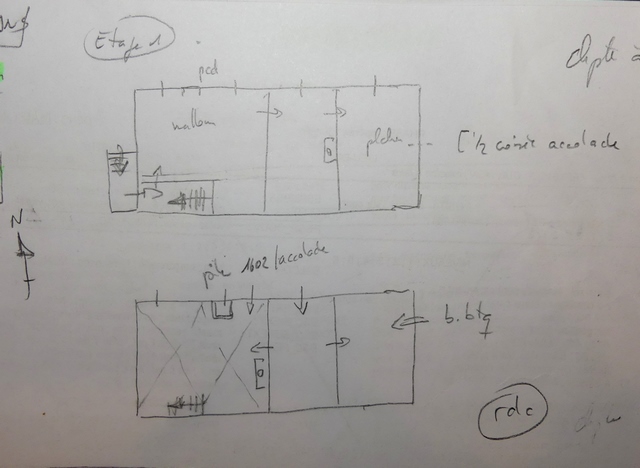 Plans schématiques du bâtiment. En bas : rez-de-chaussée. En haut : étage.