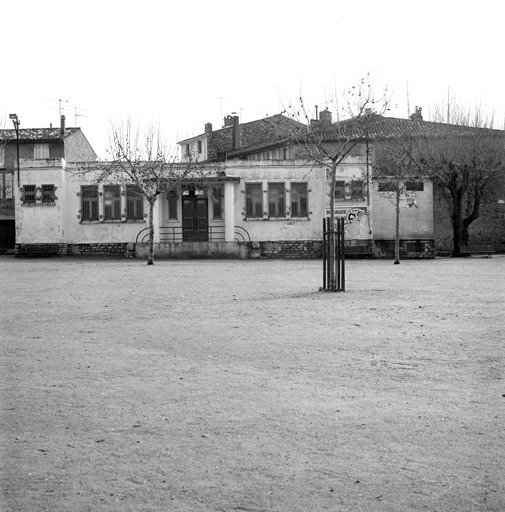 Place de la Montagne. Bains douches. Façade. Vue prise du nord.