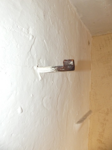 Rez-de-chaussée surélevé, cuisine. Mur est, crochet en bois scellé dans le mur.